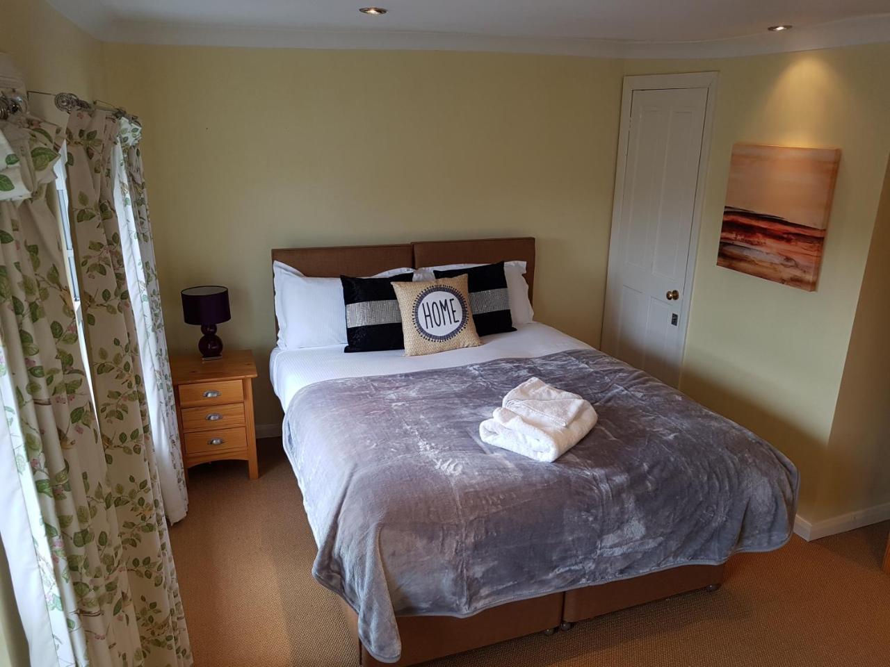 Apartamento Slough Centre Townhouse With Driveway Parking For Up To Two Cars Exterior foto