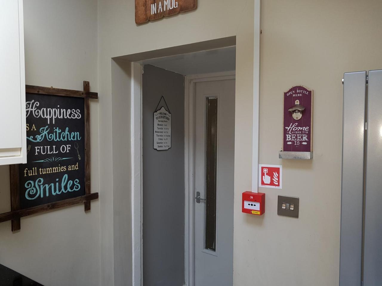 Apartamento Slough Centre Townhouse With Driveway Parking For Up To Two Cars Exterior foto