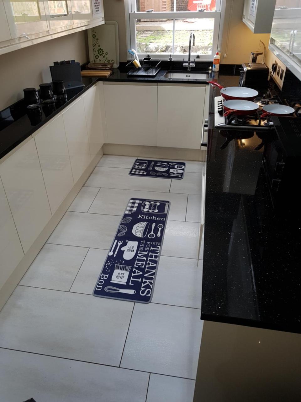 Apartamento Slough Centre Townhouse With Driveway Parking For Up To Two Cars Exterior foto